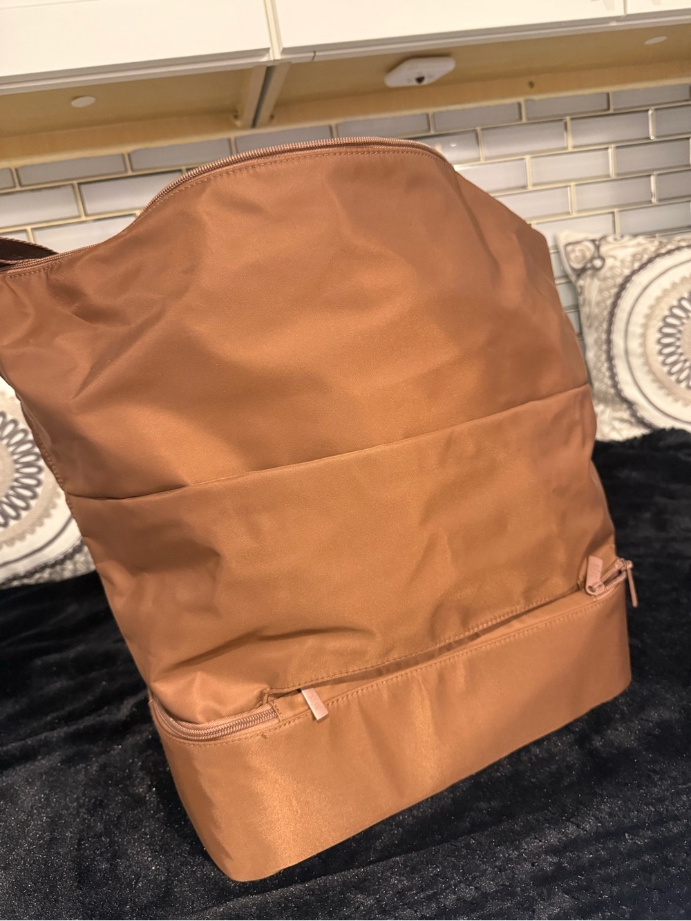 BEIS The Crescent Weekender Tote In MAPLE - Picture 6 of 9